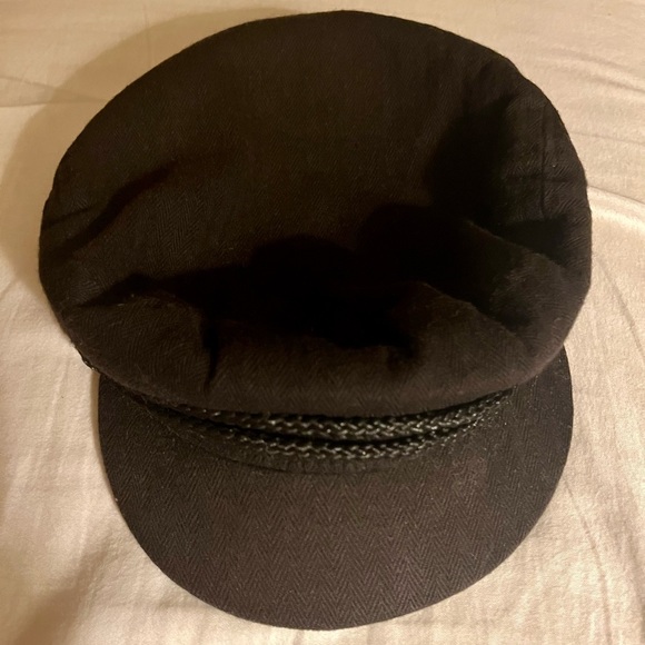 A timeless fisherman cap with a short brim and woven cord detail.✨🥰 - Picture 3 of 3